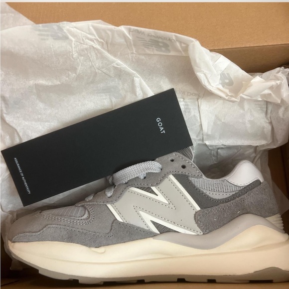 New Balance Shoes size 8.5 women’s and 7 men’s - Picture 4 of 7